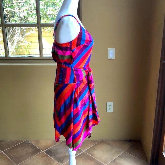 Striped summer dress with asymmetrical hemline - Picture 4 of 6